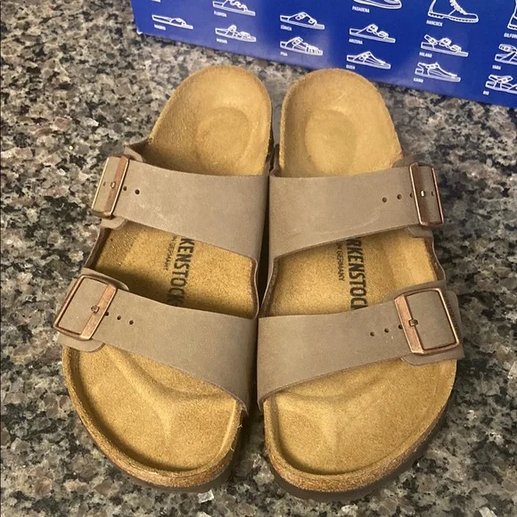 Size 42 New in box Birkenstock Tan Sandals with Cushioned Footbed - Picture 3 of 7